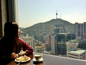 入住樂天飯店享用免費下午茶，配N首爾塔景觀