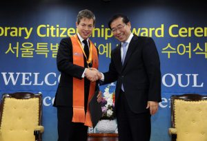「流浪億萬富翁」 尼古拉斯‧伯格魯恩將成為首爾市榮譽市民