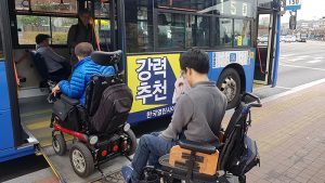 為幫助使用輪椅的交通弱勢族群，首爾市引進「低地板市內公車」搭乘前電話預約制度