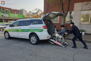 針對殘障人士叫車服務，首爾市推出非輪椅殘障人士也可使用的「殘障人士接送計程車」