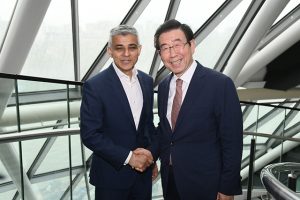 首爾市市長與倫敦市市長就限制公害車輛運行合作展開討論