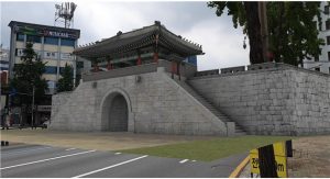 時隔104年，首爾市利用AR和VR技術對日本殖民統治時期拆除的敦義門進行了復原