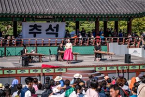 9月舉辦為期一個月的「第一屆首爾國樂節」，中秋連假期間在首爾廣場上演「國樂聲聲」