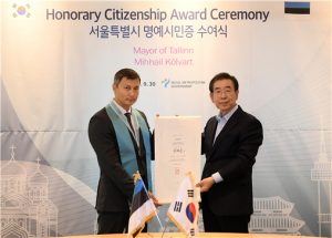 首爾市向愛沙尼亞塔林市市長頒發首爾市榮譽市民證