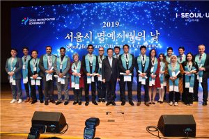 首爾市頒發「首爾市榮譽市民」給18名外國人