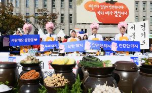 首爾市長在首爾廣場為供應韓國豬肉的農戶加油