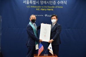 首爾市代理市長頒發首爾市名譽市民證予美國駐韓大使哈里·哈里斯