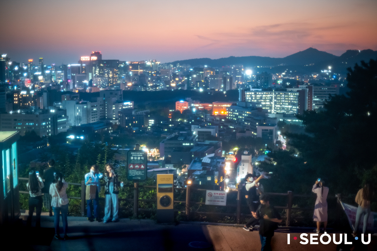 爬上駱山公園頂欣賞的首爾市區夜景