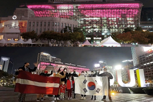 紀念韓國與拉脫維亞建交30週年，首爾市廳建築絢爛點燈