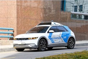 首爾市在江南啟用自動駕駛計程車「RoboRide」，吳世勳市長為首位乘客