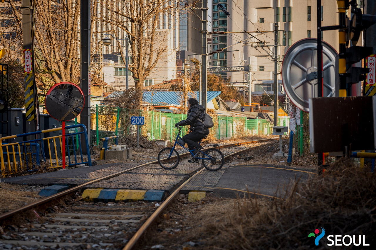 騎自行車過鐵路的市民