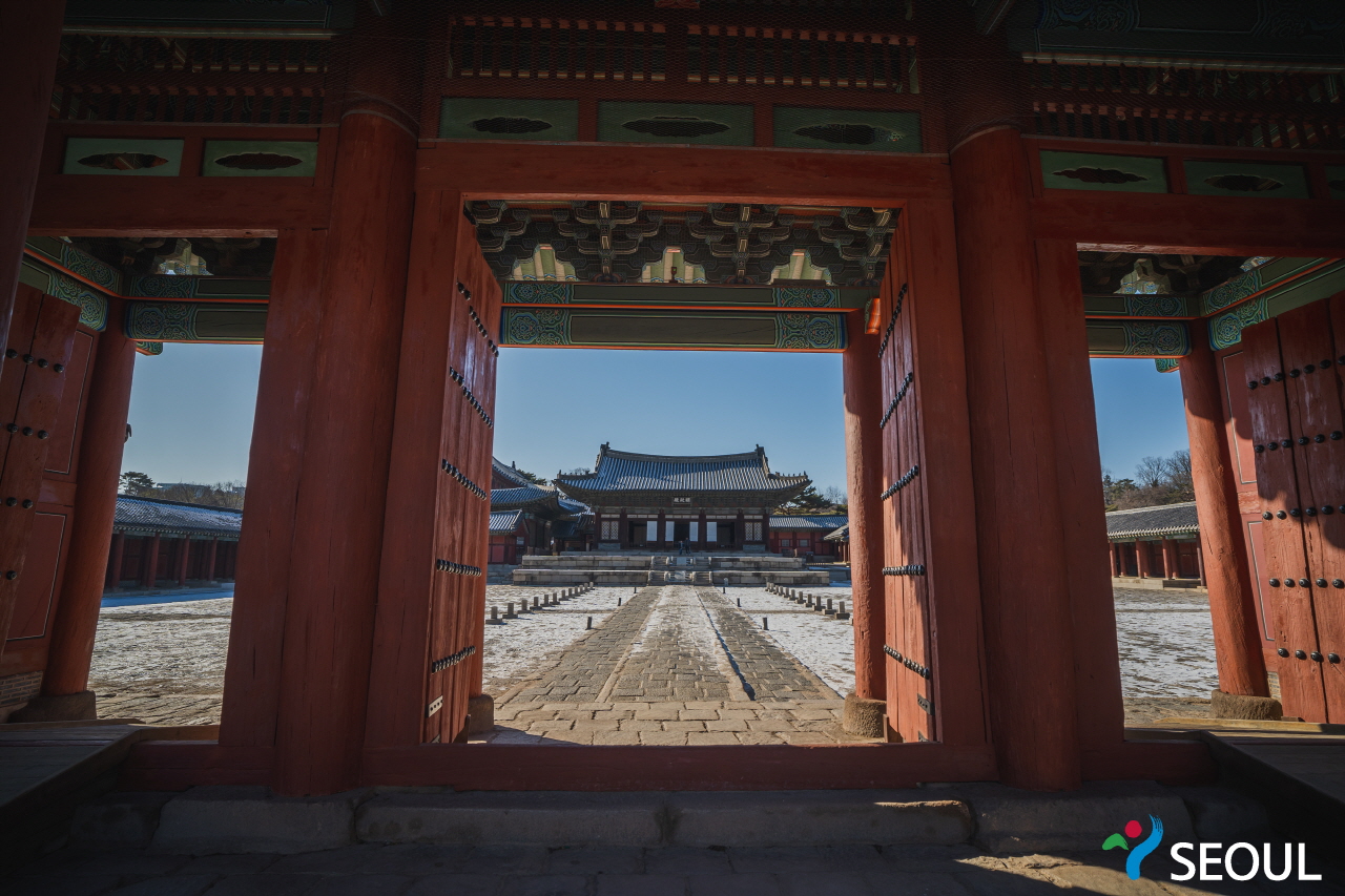 從大門之間看到的昌慶宮