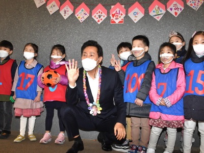 圖爲吳世勳市長正與孩子們合影。
