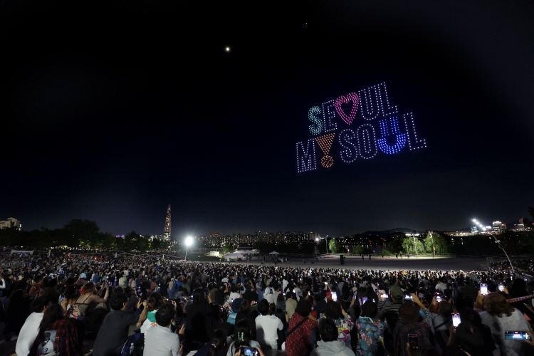 晚上用無人機的燈光在天上看SE♡UL M！SOUL造字的人們的照片