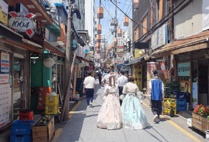 身穿韓服的外國人走西村街的照片