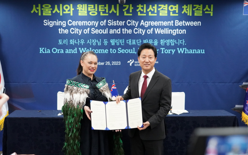親善城市協約簽署儀式中，雙邊市長拍攝合照留念。