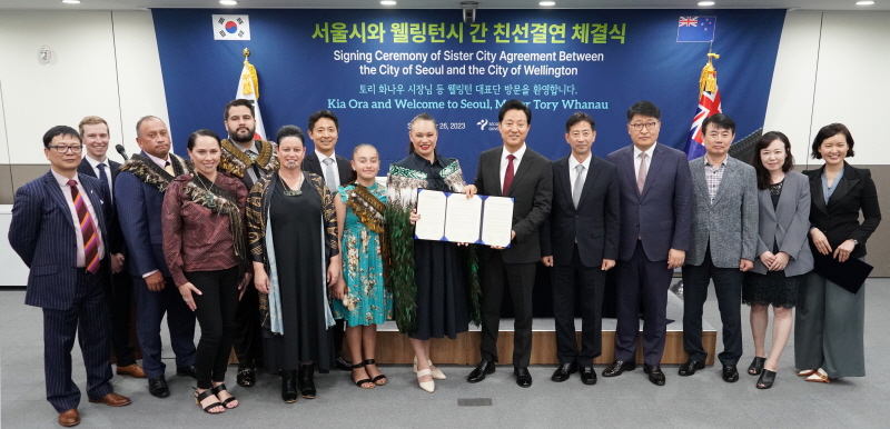 親善城市協約簽署儀式結束後，首爾市與威靈頓市代表團拍攝合照留念。