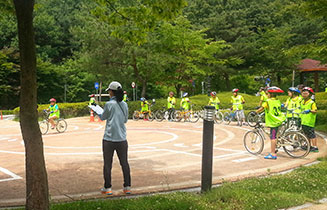 室外兒童自行車安全教育
