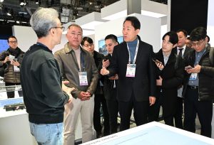 出席CES 2024現代汽車展位、首爾館開館儀式-1