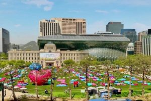 曾經的車道回到市民懷抱裡，大韓民國知名文化平台「首爾廣場20週年」