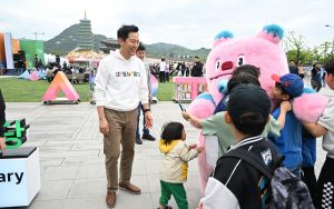 首爾戶外圖書館開幕活動-1