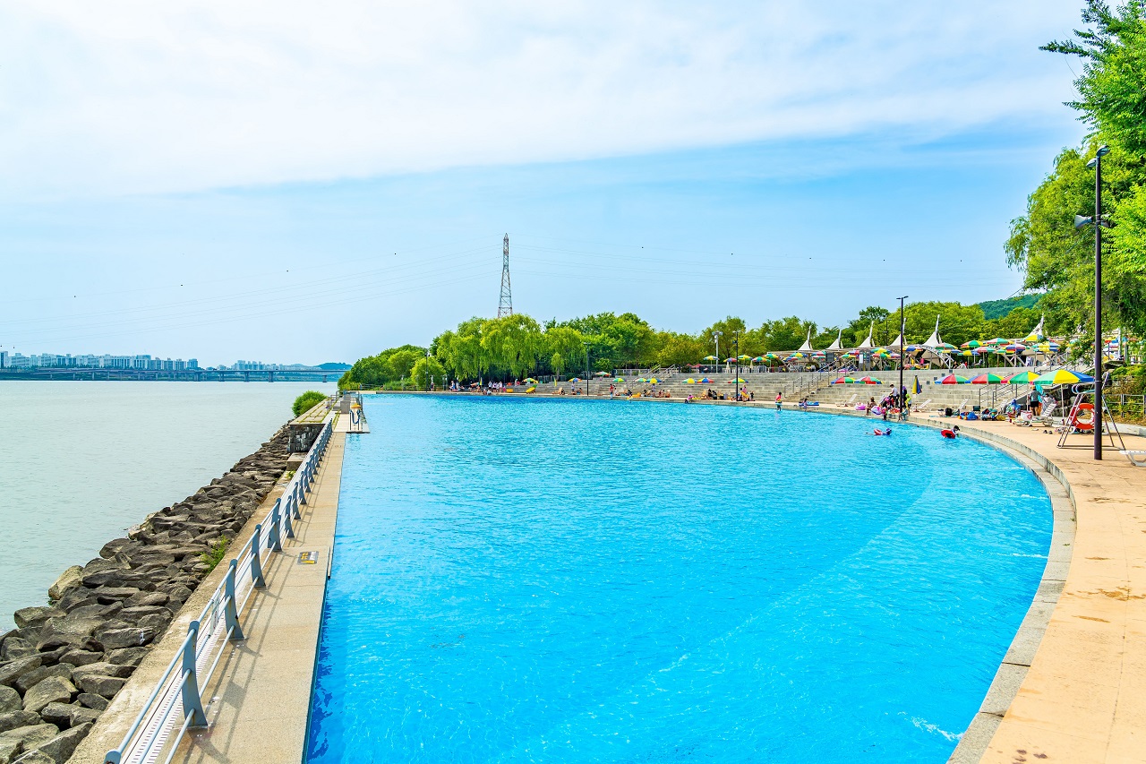 能看到漢江的蘭芝漢江公園水上樂園的全景照片