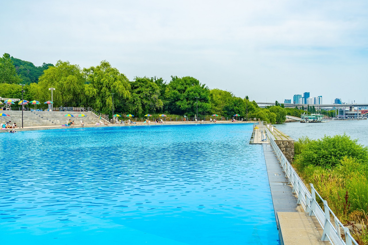 蘭芝漢江公園水上樂園側面照片