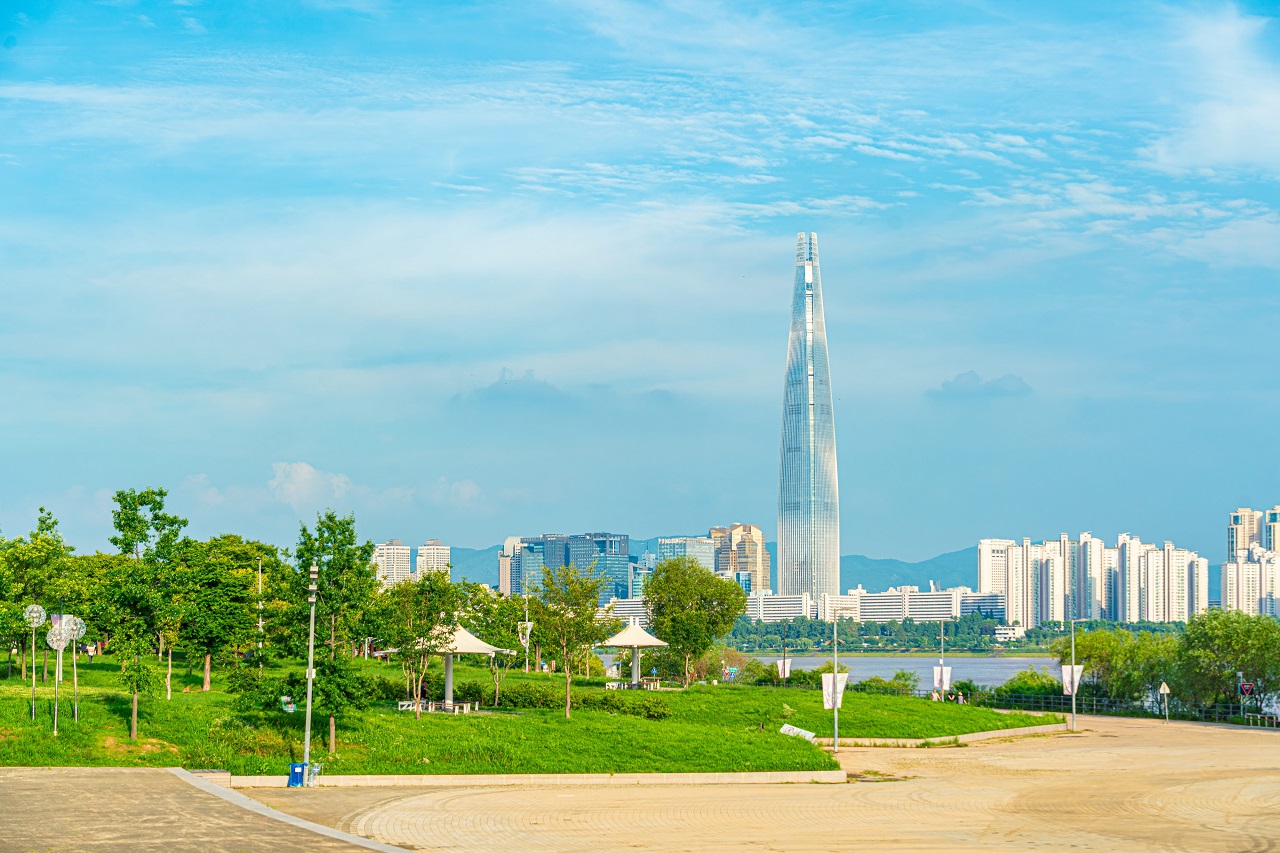 ロッテ蚕室タワーを背景にした2024ソウル国際庭園博覧会の全景写真