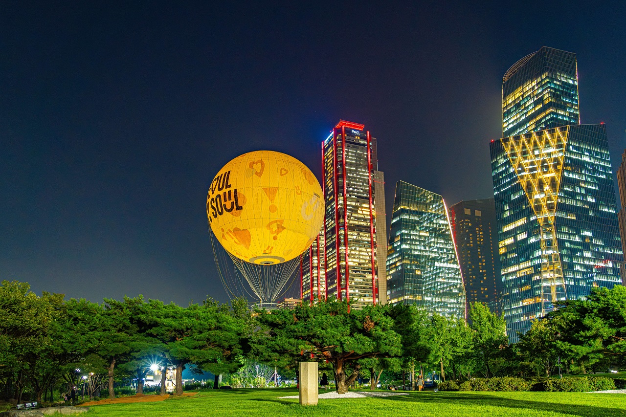 以夜空爲背景準備起飛的燃氣器具首爾月亮照片