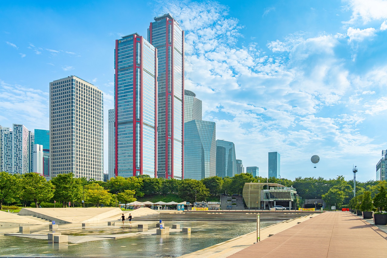 以大廈爲背景的汝矣島公園白天全景照片