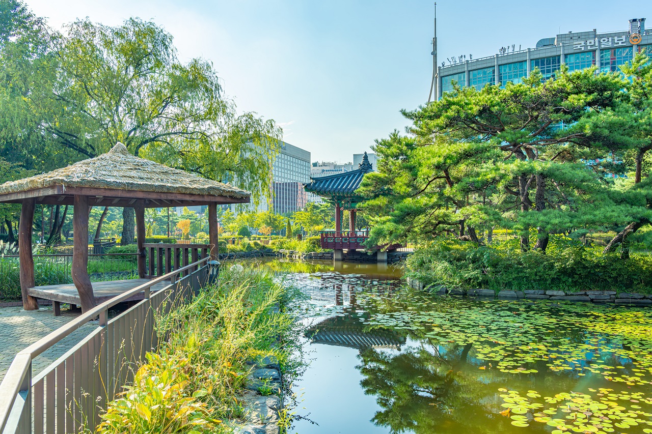 汝矣島公園內的蓮花池和亭子照片。