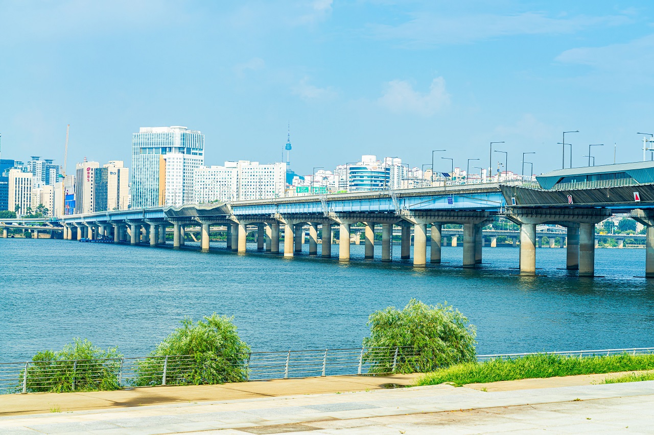 在汝矣島公園看到的漢江白天全景照片