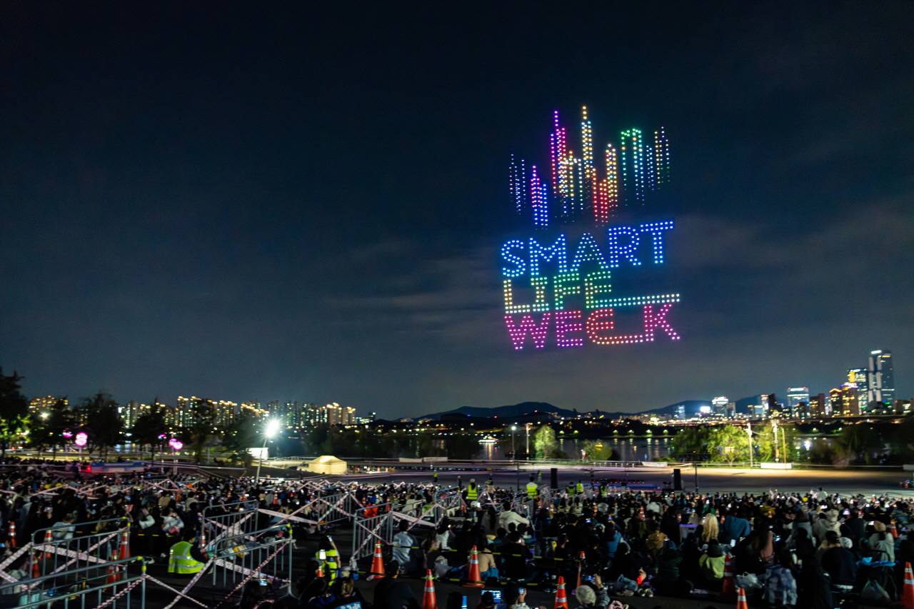 漢江燈光演出無人機燈光秀中用無人機燈光打造的 SMART LIFE WEEK 藝術形象