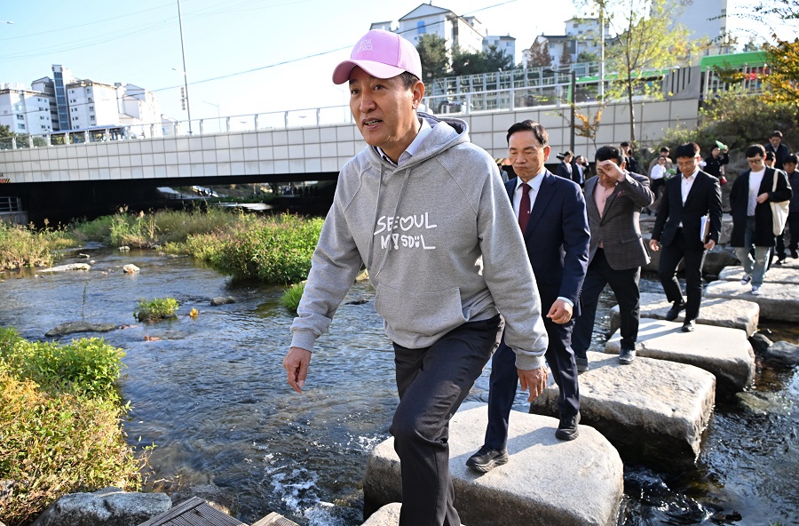 11日（週一）下午，首爾市長吳世勳與出席「細谷川河畔活力據點開幕式」的貴賓，共同巡視根據河畔感性城市改造計畫所整頓的細谷川河畔活力據點周邊環境。