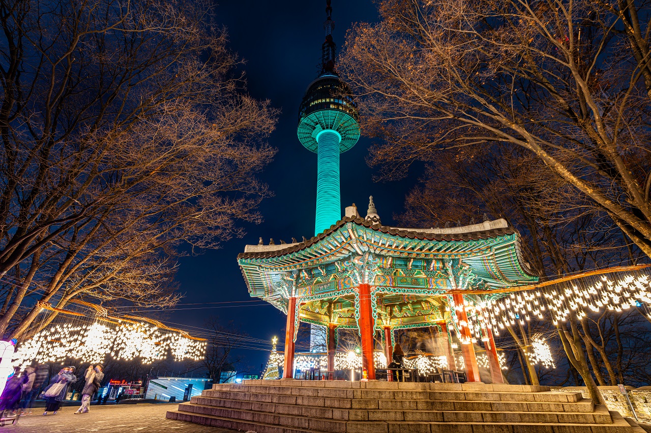 以南山塔爲背景拍攝的用照明裝飾的南山八角亭夜景照片