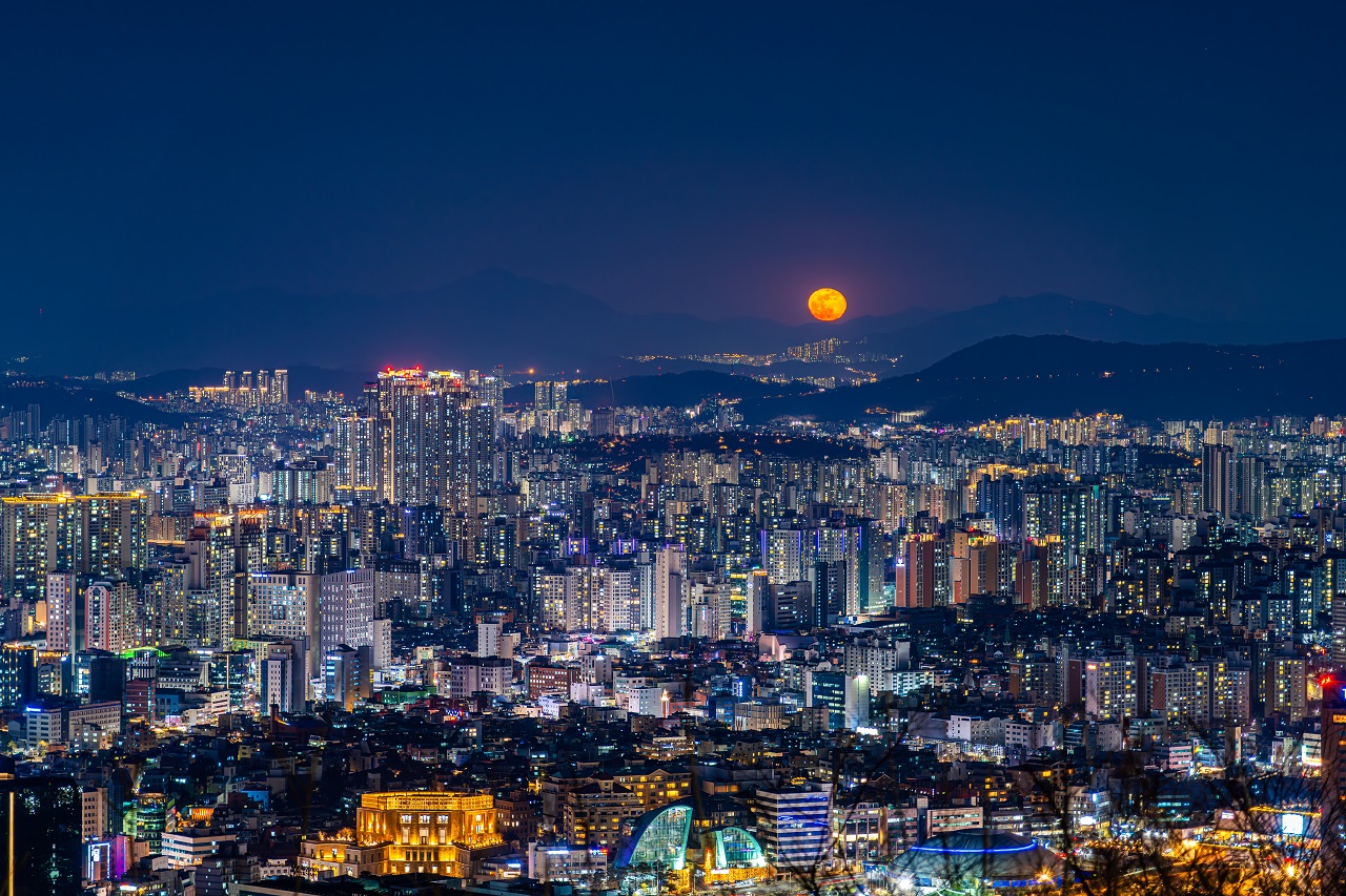 從南山看到的月亮升起的首爾全景夜景照片