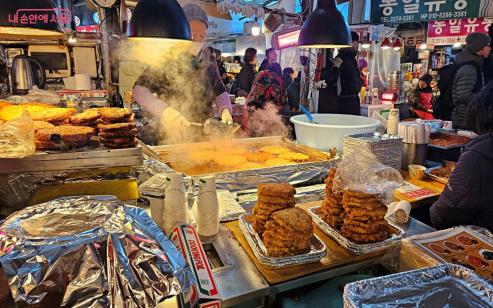 長年位居廣藏市場代表美食的綠豆煎餅。©李善美