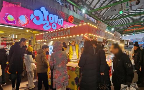 熱鬧的快閃店活動不斷在100年的市場中心登場。©李善美