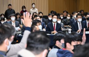 「解除管制，拯救民生」大討論會