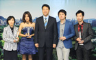 吳世勳市長向泰國製片團隊頒發感謝牌