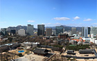 在首爾市西小門辦公廳13樓貞洞觀景台觀賞德壽宮和貞洞風景
